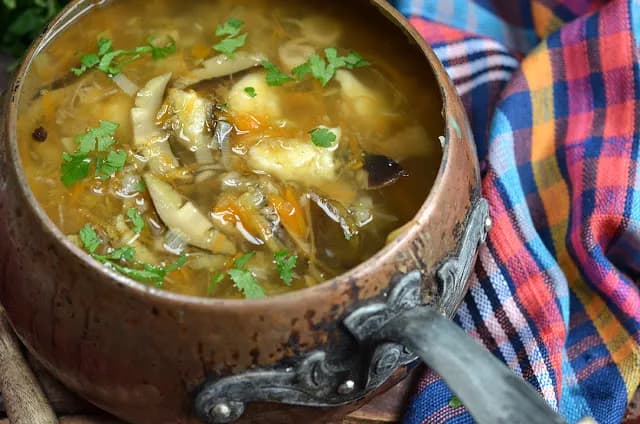 Jak ugotować zupę grzybową ze świeżych grzybów - łatwy przepis krok po kroku