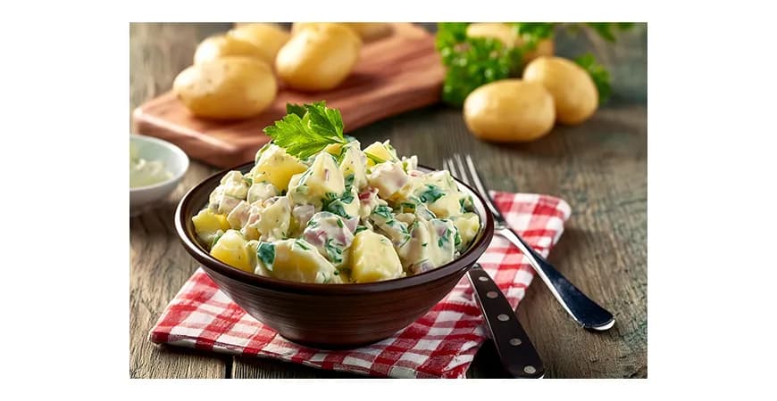 Jak ładnie podać sałatkę jarzynową, by zachwycić gości i smakować