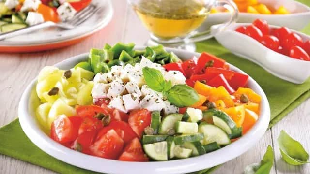 Co zamiast majonezu do sałatki jarzynowej? Zdrowe i smaczne alternatywy