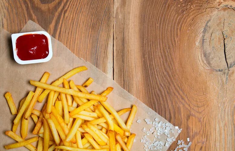 Jak idealnie smażyć frytki w garnku, aby były chrupiące i złociste