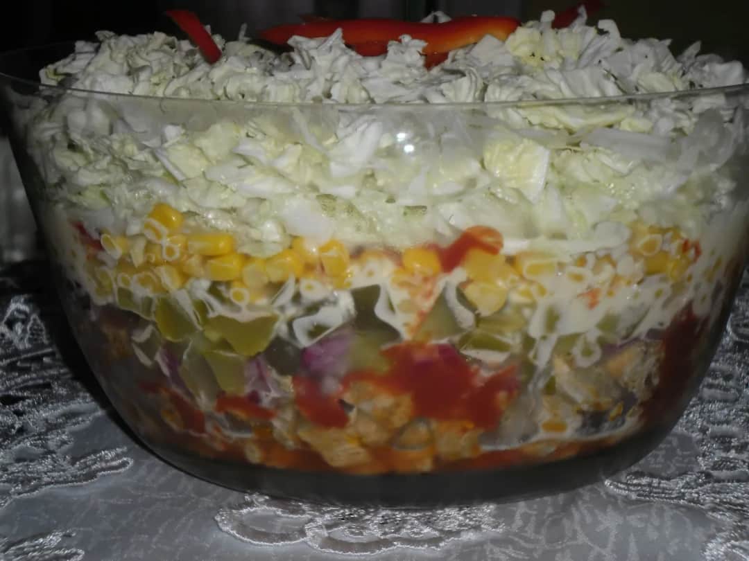 Sałatka gyros jak układać warstwy, aby zachwycić smakiem i wyglądem Sałatka gyros jak układać warstwy, aby zachwycić smakiem i wyglądem