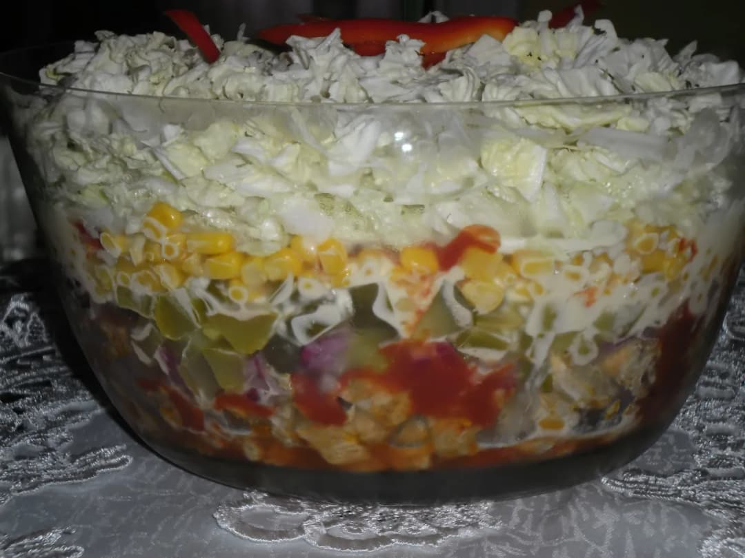 Sałatka gyros jak układać warstwy, aby zachwycić smakiem i wyglądem