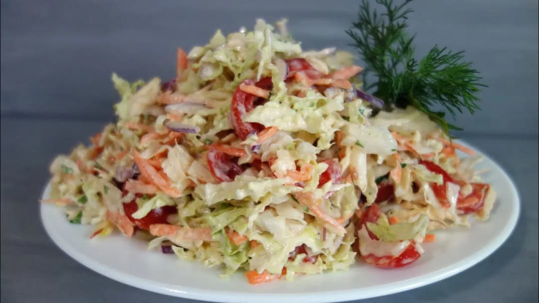 Jak zrobić sałatkę z kapusty pekińskiej – szybki i smaczny przepis