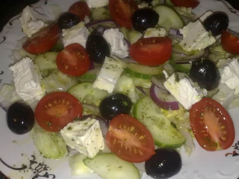 Jak zrobić sos grecki do sałatek, który zachwyci Twoich gości