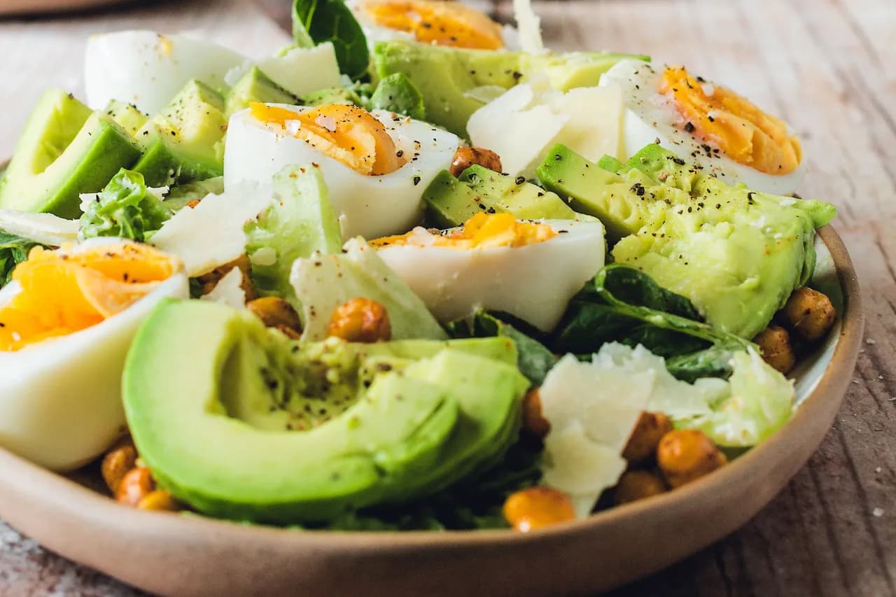 Najlepszy ser do sałatki Cezar, który podkreśli jej smak