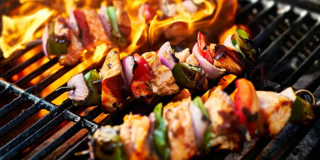 Jak zamarynować pierś z kurczaka na grilla, aby była soczysta i pyszna